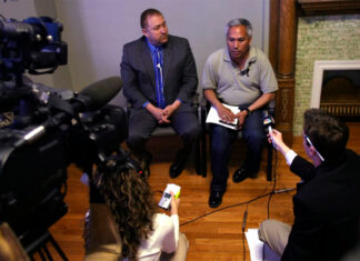 Periodista mexicano e hijo reciben documentos oficiales de asilo en EE. UU. tras 15 años de espera asilo