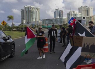 Realizan una protesta simbólica en San Juan en contra de la visita de Kamala Harris protesta