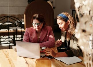 Las mujeres latinas reciben 57 centavos por cada dólar pagado a los hombres, según estudio latinas