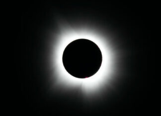 Eclipse total de Sol cautiva a Norteamérica. El cielo se despeja justo a tiempo para la mayoría eclipse