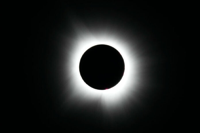 Eclipse-total-de-Sol-cautiva-a-Norteamérica-1 eclipse