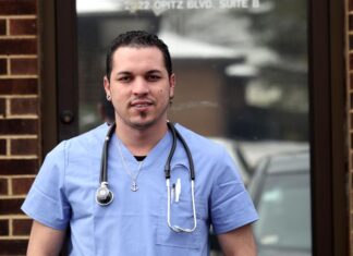 Profesionales médicos bilingües podrán obtener reembolso estudiantil con nuevo programa médicos