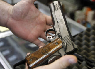 Tennessee aprueba un proyecto de ley que permitirá a los maestros portar armas de fuego proyecto de ley