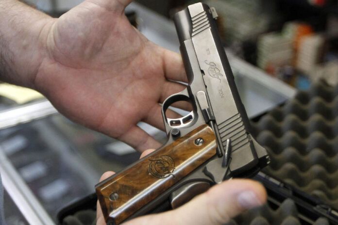 Tennessee-aprueba-un-proyecto-de-ley-que-permitirá-a-los-maestros-portar-armas-de-fuego proyecto de ley