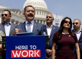 Congresistas demócratas piden a Biden permisos de trabajo para indocumentados