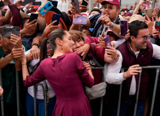 México: Encapuchados abordan a candidata presidencial oficialista en estado sumido en la violencia México