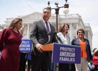 Urgen a Biden usar su poder ejecutivo para proteger a millones de indocumentados indocumentados
