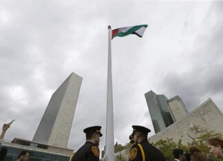Remueven bandera de Estados Unidos de la universidad de Puerto Rico e izan la de Palestina bandera