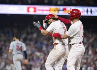 Harper y Clemens conducen a Filis a triunfo 4-3 sobre Nacionales en 10 innings harper