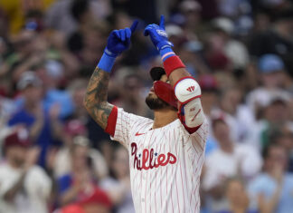 Harper, Sosa y Realmuto aportan jonrones a triunfo de Filis sobre Rangers, 11-4 Harper