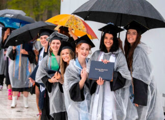 Multimillonario regala 1.000 dólares a cada uno de los graduados de la Universidad de Massachusetts Universidad de Massachusetts