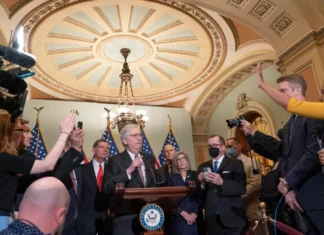 Legisladores republicanos insisten en excluir a no ciudadanos del censo censo por republicanos