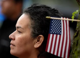 Grupos de derechos civiles se oponen a ley de Iowa que permite arrestar y deportar a inmigrantes Ley de Iowa