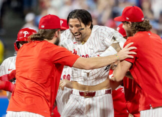 Castellanos pega doble en la décima entrada y Filis vencen 2-1 a Cerveceros filis