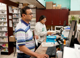 En ciudades de diversas partes de EE. UU., los barrios negros y latinos tienen menos acceso a farmacias farmacias