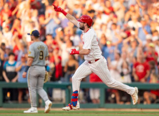 Hoskins batea jonrón en su vuelta a Filadelfia, pero Dahl brilla en triunfo de Filis sobre Cerveceros filadelfia