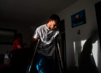 Sobrevivientes del tiroteo en el desfile de los Chiefs esperan las donaciones prometidas mientras acumulan cuentas médicas Chiefs