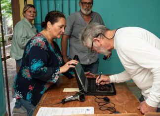 Los apagones marcan las primarias de Puerto Rico al afectar varios centros de votación apagones