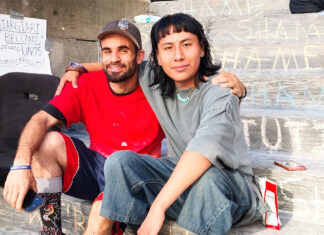 Estudiantes latinos se resisten al cierre de su universidad universidad