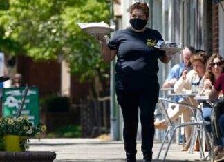 Salarios en EE. UU.: latinas son mayoría en sectores dependientes de propinas salarios