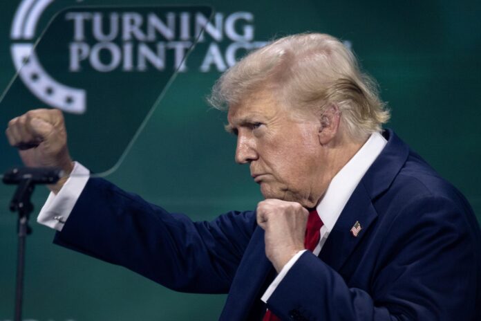 Trump llama a votar a cristianos y portadores de armas de fuego en un mitin en Florida