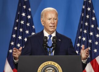 Biden condena el atentado contra Trump y se alegra de que esté «bien»
