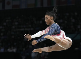 Simone Biles y EE. UU. se redimen con oro olímpico en la gimnasia Simone Biles