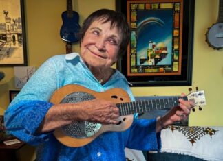 Algunos estadounidenses que trabajan a una edad avanzada rechazan llamados para que Biden se retire edad