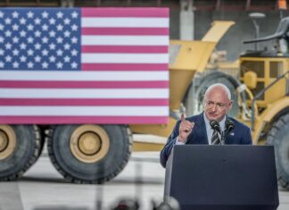 El exastronauta Mark Kelly, un senador clave para la vicepresidenta Harris en Arizona Harris