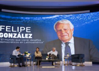 Felipe González lamenta que «la democracia está en retroceso» en una época difícil democracia