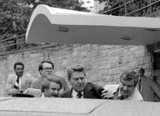 Reagan sobrevivió a un intento de asesinato y su respuesta cambió la trayectoria de su presidencia Reagan