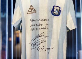 Se expone en Nueva York la camiseta de Maradona del Mundial de 1986 que saldrá a subasta Maradona