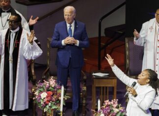 Biden bromea sobre su edad y dice que el mundo mira a Estados Unidos edad