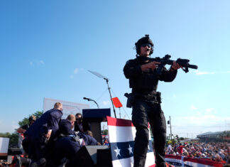 “Fake news”, violencia y atentados políticos El expresidente y virtual candidato republicano a la presidencia Donald Trump es custodiado por agentes del Servicio Secreto de Estados Unidos en un acto de campaña, el sábado 13 de julio de 2024, en Butler, Pensilvania. (Foto: AP/Evan Vucci)