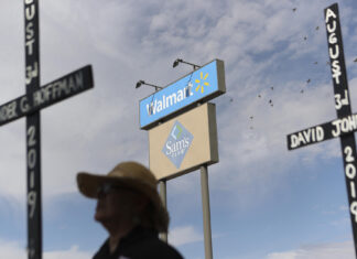 Cinco años después de la masacre en El Paso, la retórica de la «invasión» prolifera