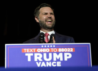 JD Vance se presenta en Filadelfia mientras la fórmula demócrata debuta