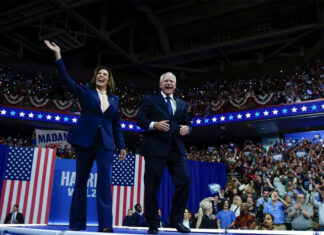 Encuesta AP: Mayoría de estadounidenses cree que contienda presidencial es clave para la democracia estadounidenses