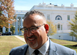 Miguel Cardona llama a descentralizar y despolitizar la educación en Puerto Rico Puerto Rico