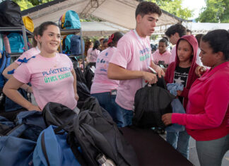 Miles de personas entregan plásticos a cambio de útiles escolares en República Dominicana personas