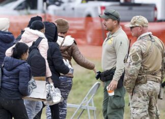 Un juez de Texas bloquea temporalmente un plan de regularización de inmigrantes de Biden Biden