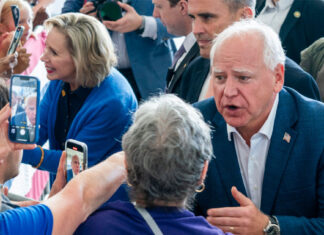 «Liderazgo no es someter a alguien; sino elevarlo» Walz ante el Caucus Hispano Walz