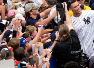 Yankees y Tigres: niños por un día entre los jugadores de Pequeñas Ligas niños