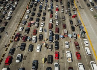 Largas filas y caos por cobro de ingreso a México a extranjeros en puerto de California filas