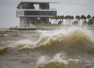 Al menos 4 muertos, destrozos, apagones e inundaciones deja Helene en el sureste de EE. UU.