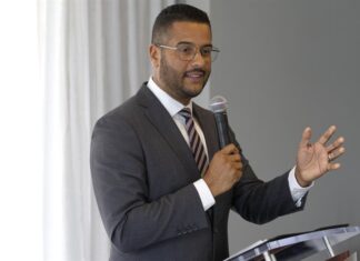 Candidato popular a gobernador plantea como prioridad frenar la migración puertorriqueña Candidato