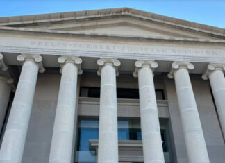 Más mujeres son acusadas de delitos relacionados con el embarazo desde el fin de Roe vs. Wade delitos