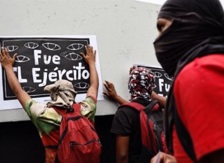 ‘¡Fue el Ejército!’, claman en México en marcha por Ayotzinapa tras década de impunidad Ayotzinapa