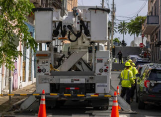 Funcionarios del gobierno de Puerto Rico exigen respuestas de compañías eléctricas ante apagones