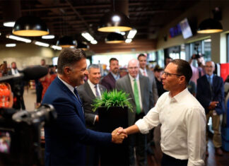 Governor Shapiro stops by rutter’s to buy ready-to-drink cocktails as Pennsylvania grocery stores and gas stations start selling them