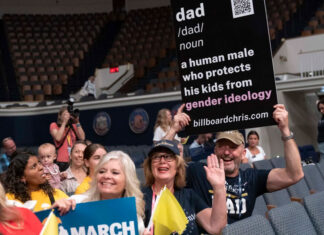 Moms for Liberty abraza sin reservas a Trump a medida que se acercan las elecciones Trump